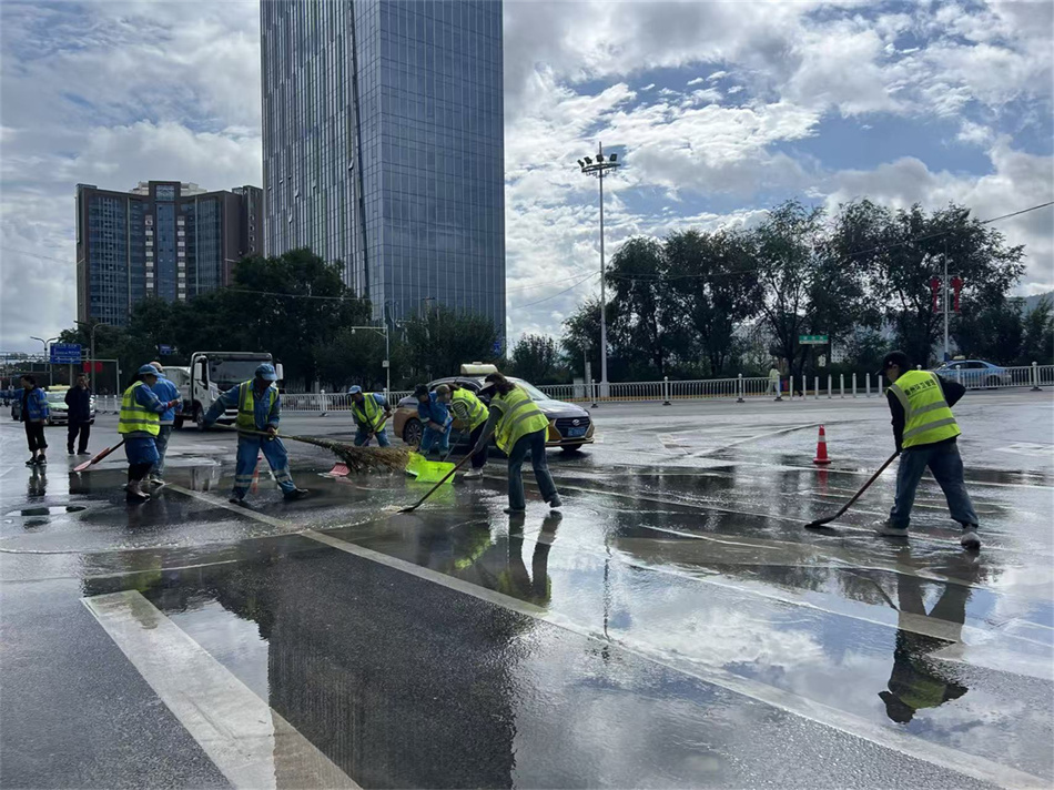 “一键还原”雨后淤泥！秦州环卫全力清淤守护城市洁净