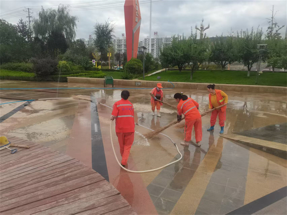 “一键还原”雨后淤泥！秦州环卫全力清淤守护城市洁净