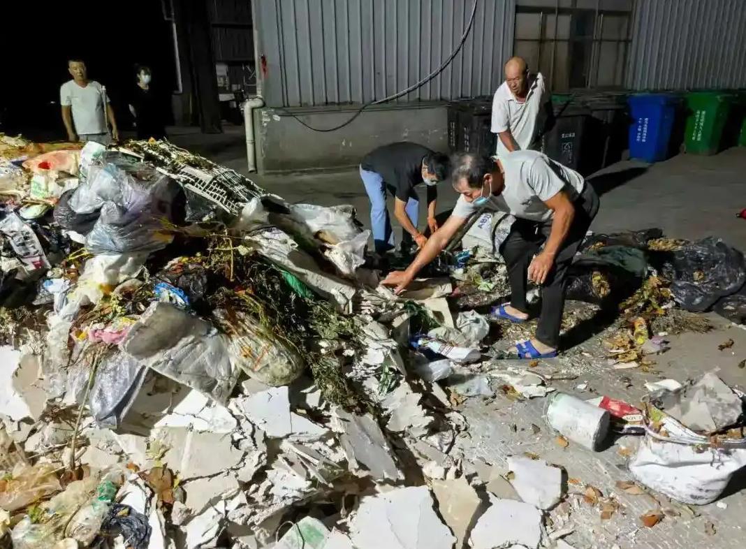 环卫工在垃圾中寻回10万元婚戒，尊重劳动要落实到细节中