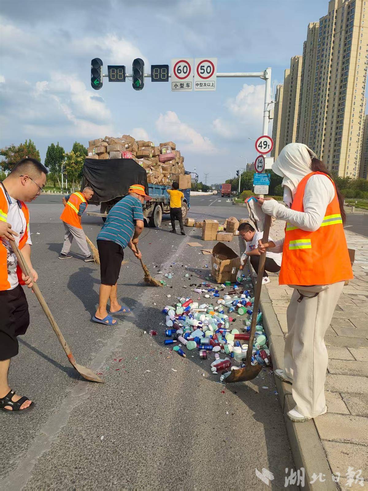 十余箱化妆品散落路口！司机一筹莫展时，环卫工出手了