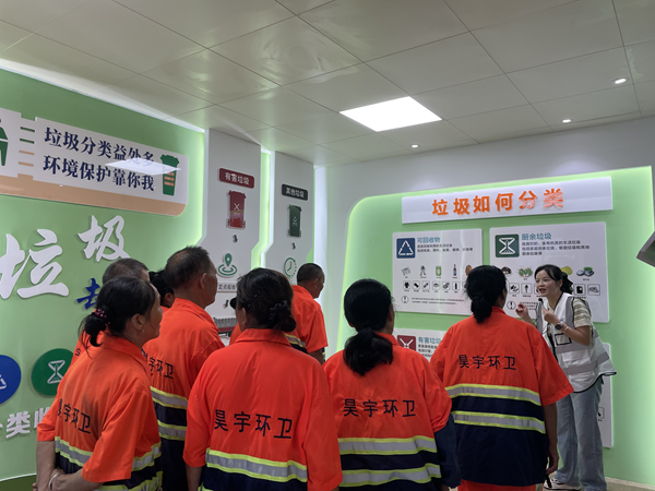 罗江区环卫工人开展垃圾分类实践行动