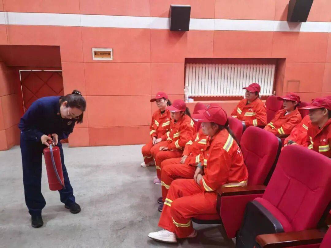 西宁529名环卫工人走进“火焰蓝影院” 享光影盛宴，学消防知识