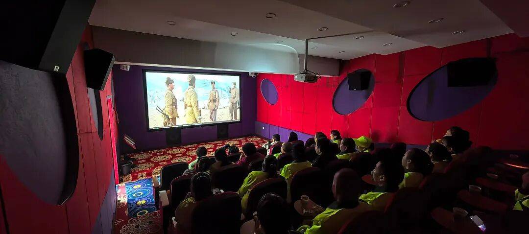 西宁529名环卫工人走进“火焰蓝影院” 享光影盛宴，学消防知识