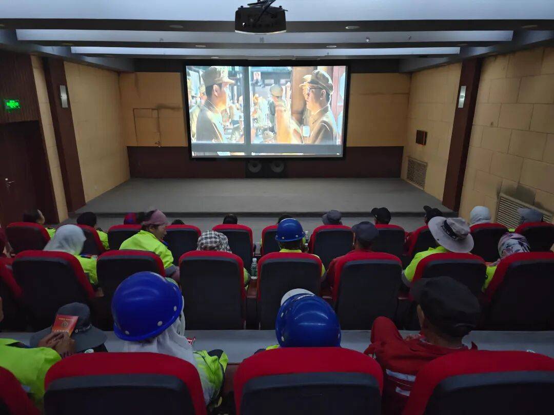 西宁529名环卫工人走进“火焰蓝影院” 享光影盛宴，学消防知识