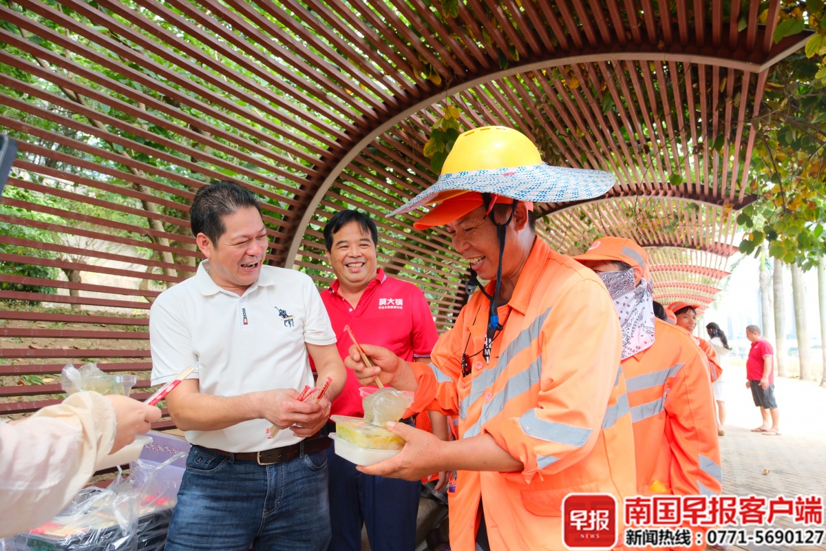 环卫工人忙清淤，南宁多家爱心企业自发送温暖
