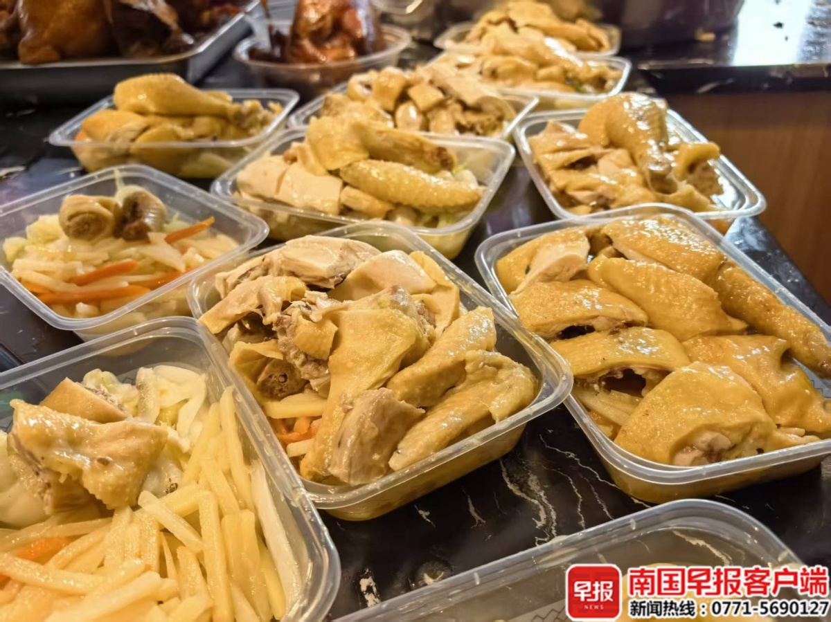 环卫工人忙清淤，南宁多家爱心企业自发送温暖