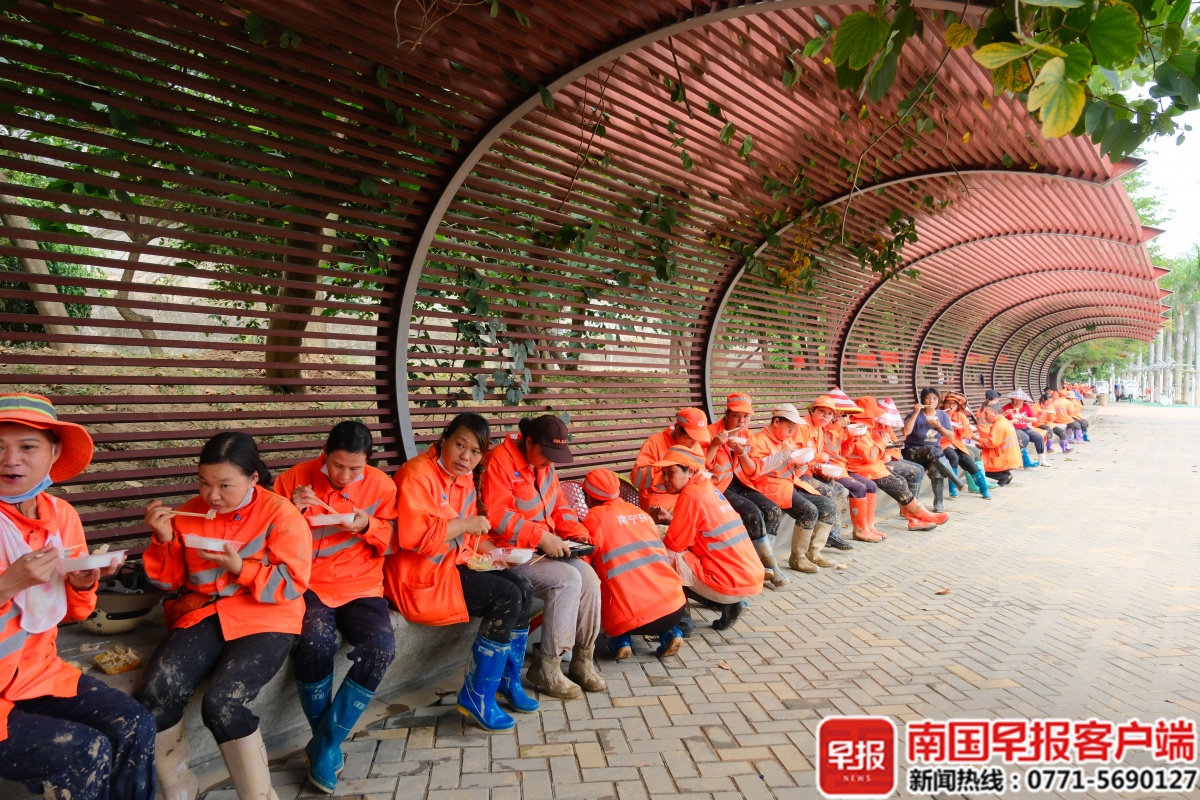 环卫工人忙清淤，南宁多家爱心企业自发送温暖