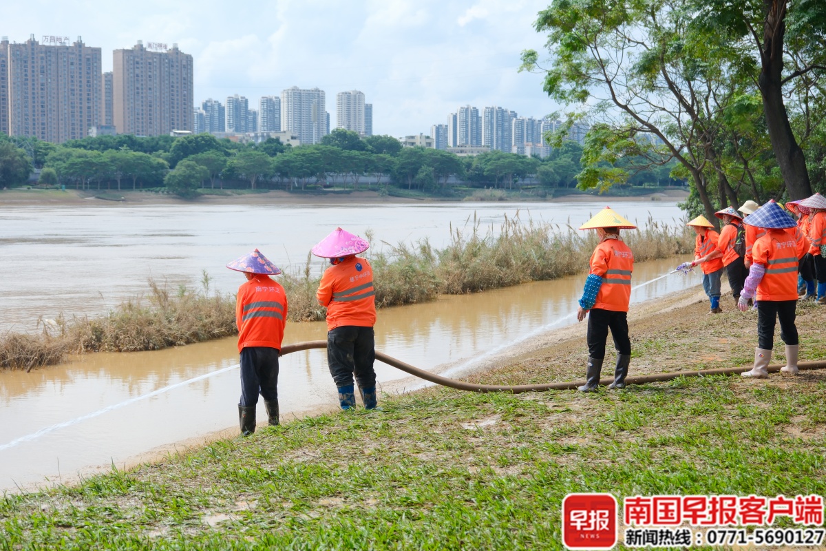 环卫工人忙清淤，南宁多家爱心企业自发送温暖