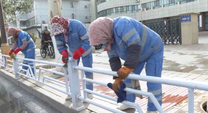 敦煌环卫工人坚守岗位擦亮城市底色