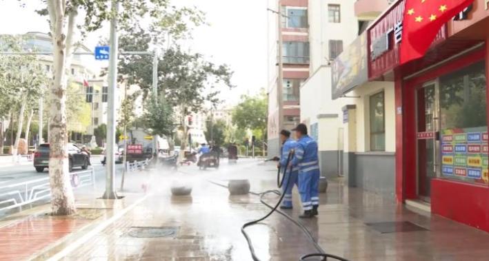 敦煌环卫工人坚守岗位擦亮城市底色