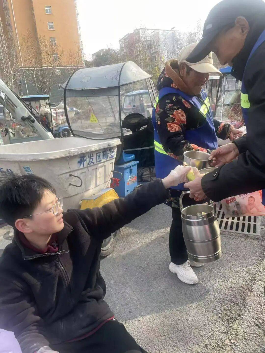 至暖意盈环卫 少年爱心润饺香——淮阳中学七年级学生李俊泽为环卫工人送上亲手制作的蒸饺