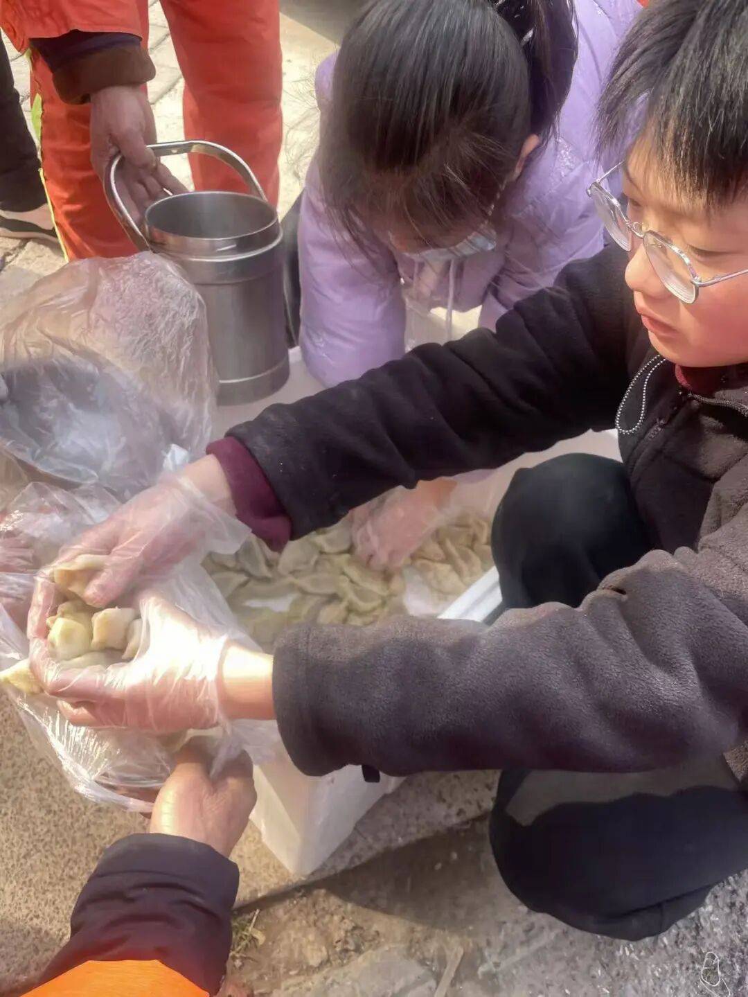 至暖意盈环卫 少年爱心润饺香——淮阳中学七年级学生李俊泽为环卫工人送上亲手制作的蒸饺