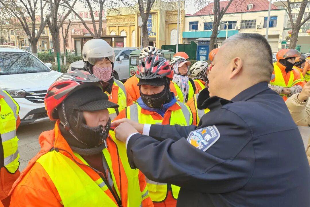 阳光下的守护丨暖警护 “卫”！宁河交管为一线环卫工人送上交通安全 “大礼包”