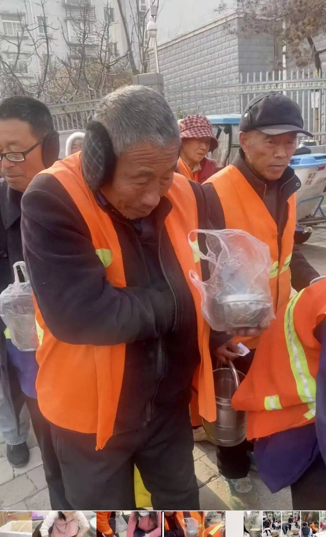 至暖意盈环卫 少年爱心润饺香——淮阳中学七年级学生李俊泽为环卫工人送上亲手制作的蒸饺