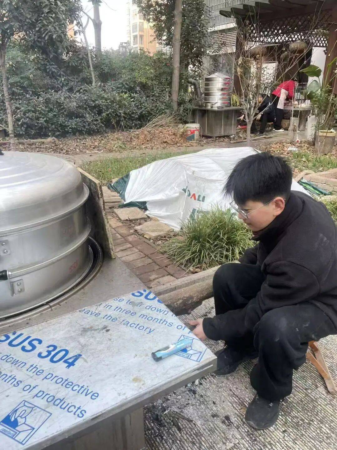 至暖意盈环卫 少年爱心润饺香——淮阳中学七年级学生李俊泽为环卫工人送上亲手制作的蒸饺