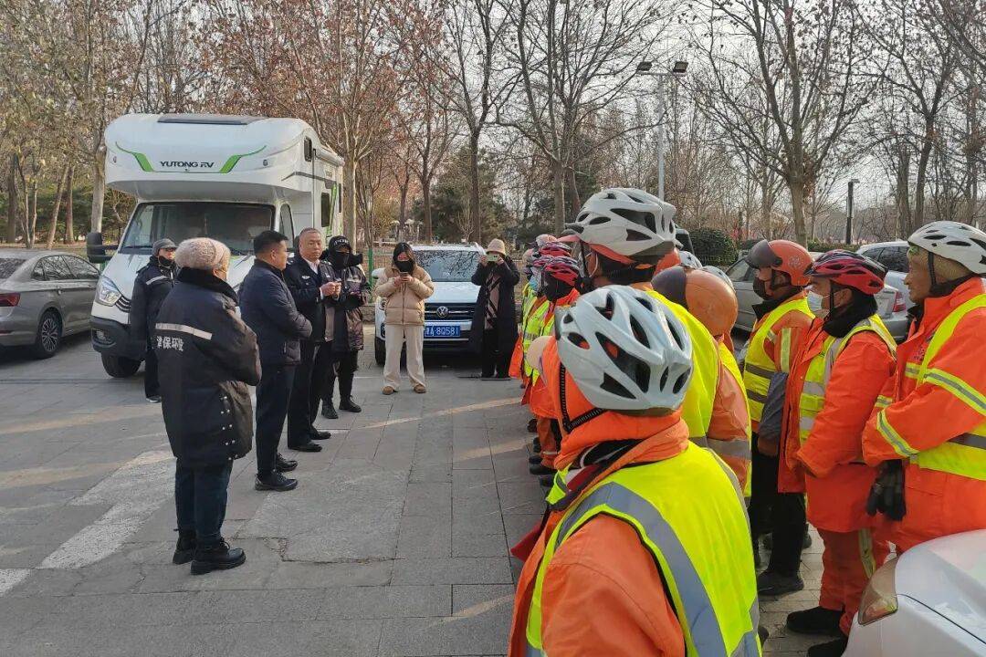 阳光下的守护丨暖警护 “卫”！宁河交管为一线环卫工人送上交通安全 “大礼包”